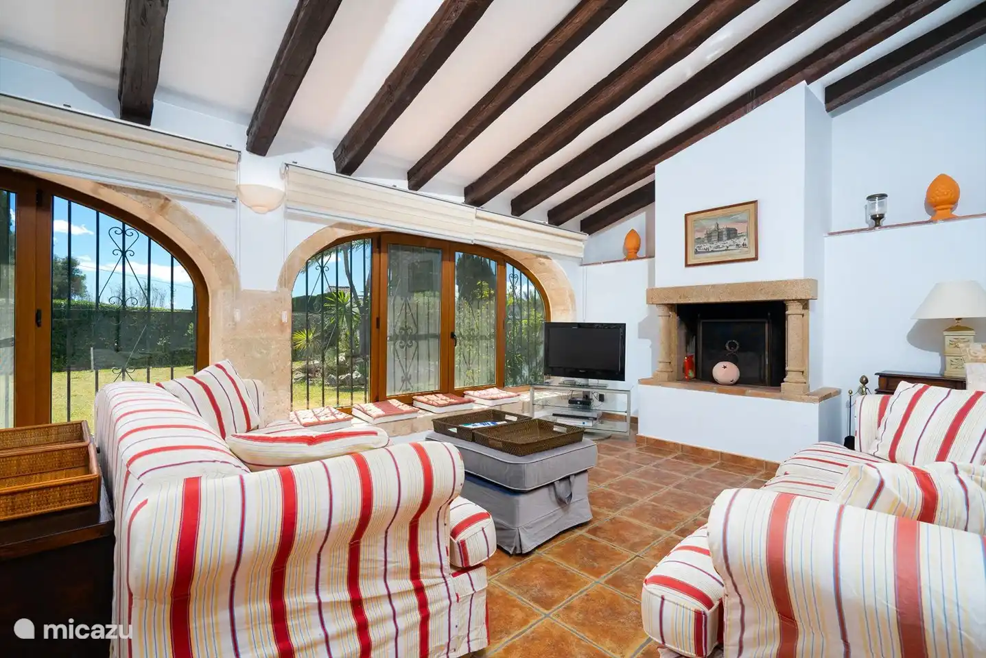 Ein schönes, großes Wohnzimmer mit niederländischem Fernsehen.