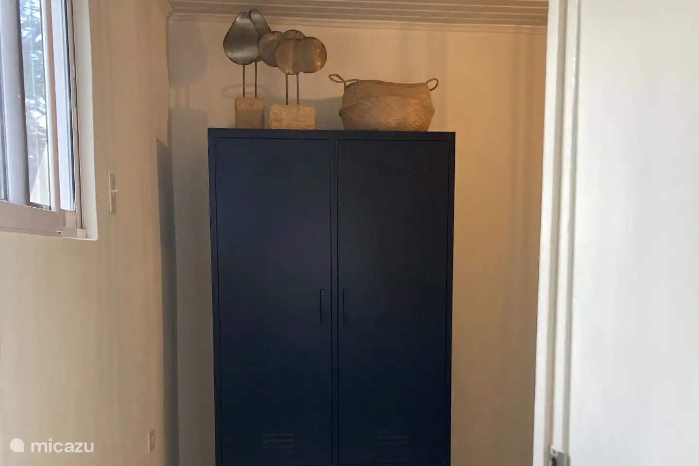 Linnenkast met kluisje in slaapkamer 1 