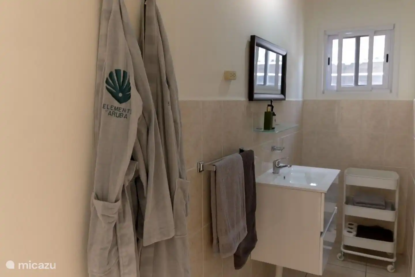 Fijne badkamer met wastafel, toilet, inloopdouche met warm water (niet gebruikelijk op Aruba) en gratis gebruik van handdoeken