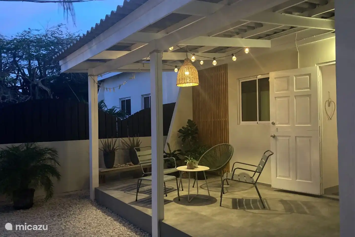 Overdekt terras waar het nooit te warm is en waar je 's avonds ook nog heerlijk buiten kan zitten