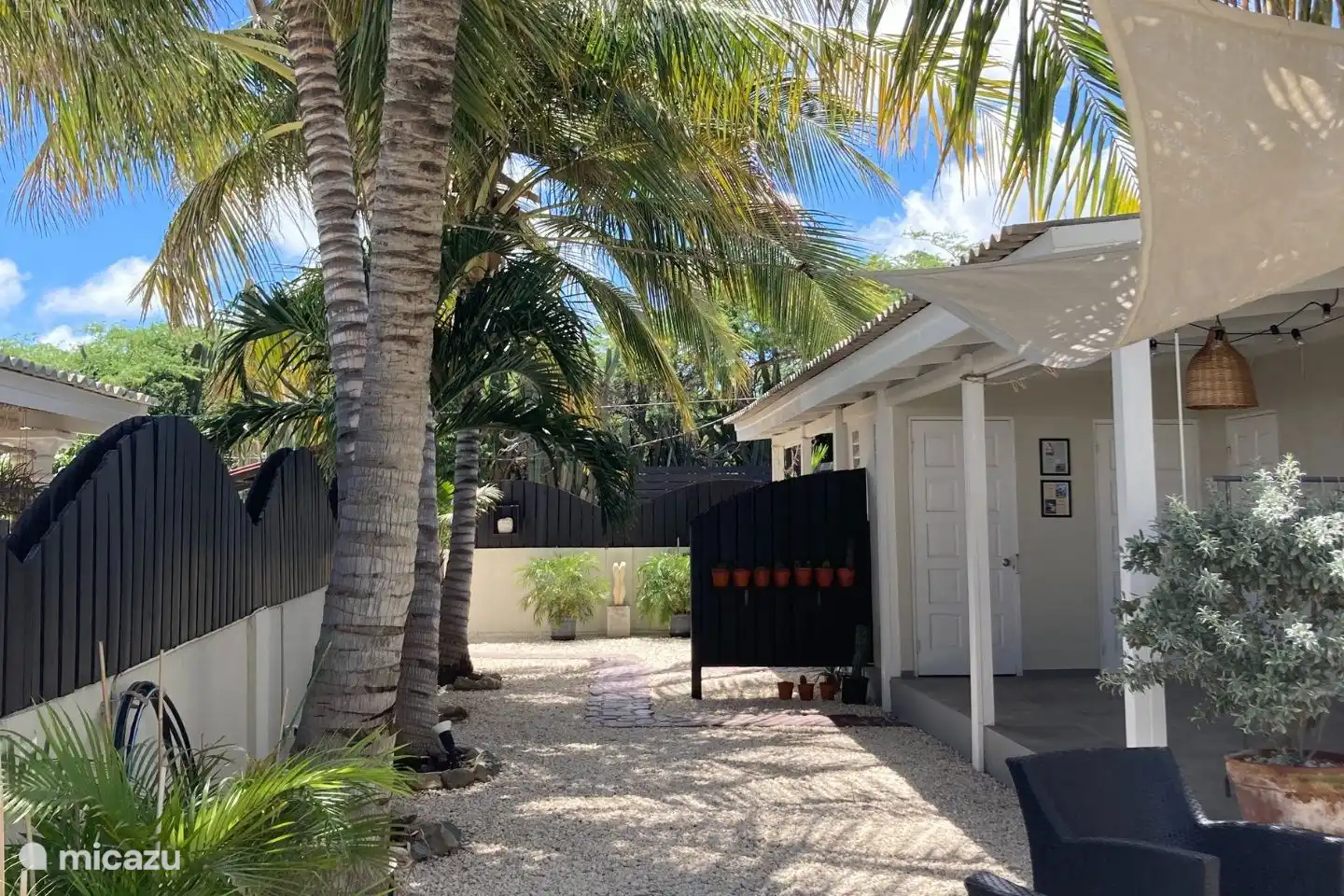 Zicht op de tuin vanaf de verhoogde lounge pool