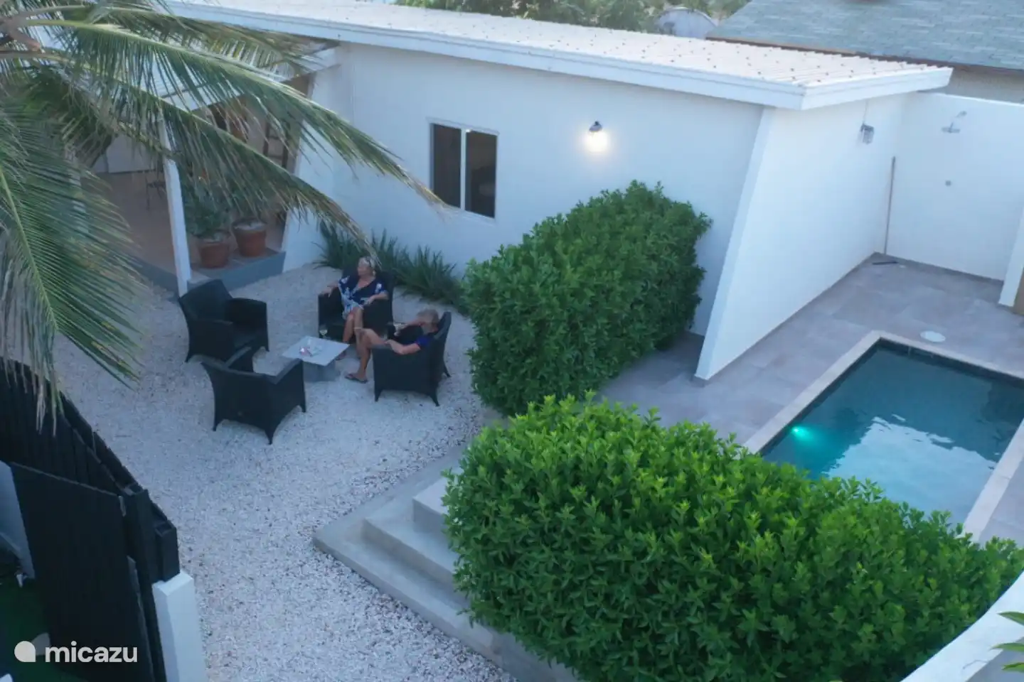 Altijd buiten kunnen zitten in een heerlijke tuin met wuivende palmbomen en lounge pool