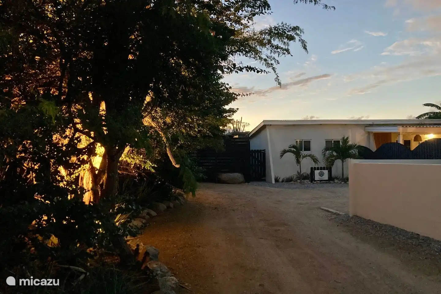 Oprit met de entree naar de 3 appartementen en privé parkeerplaats 