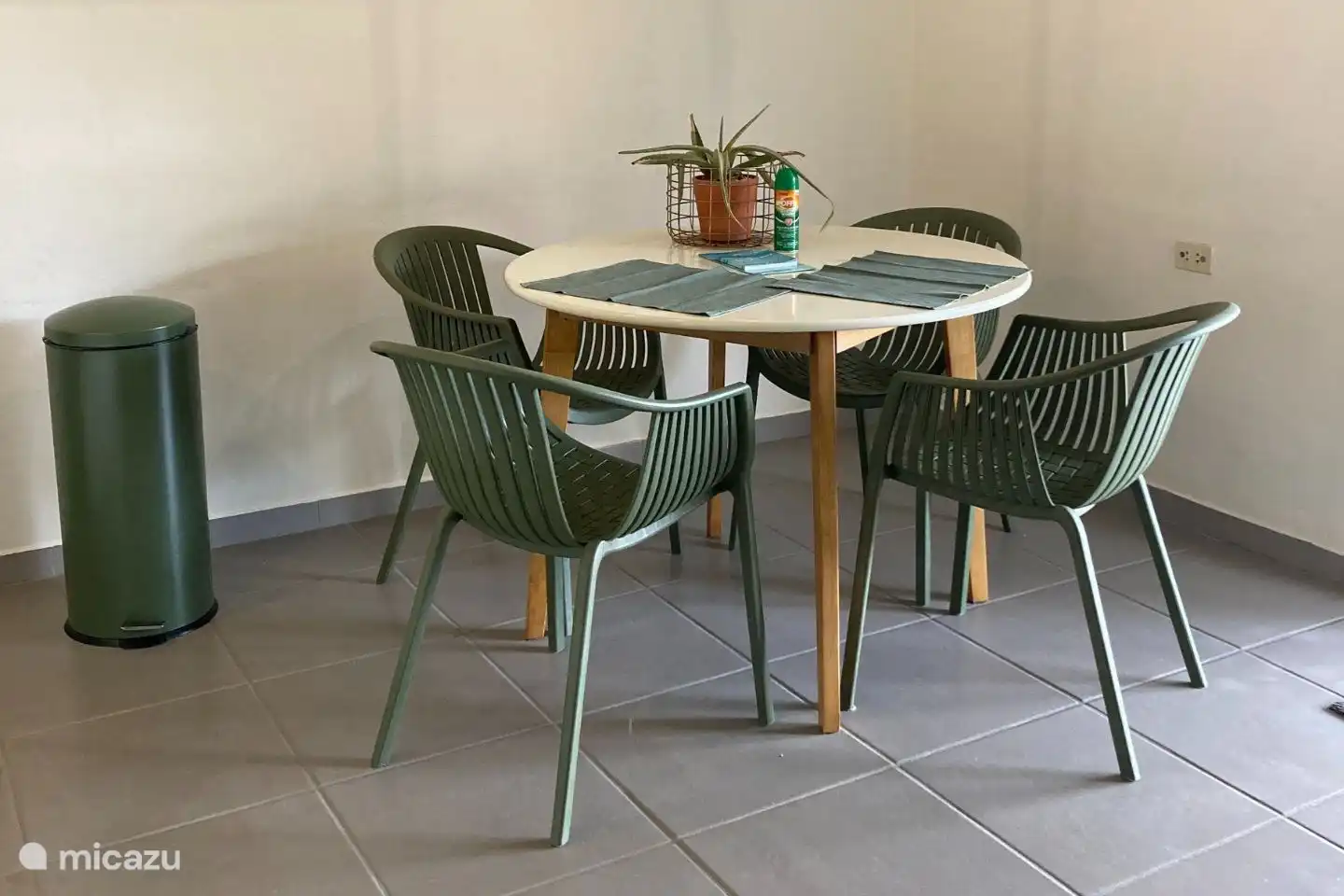 Fijne royale eethoek met ronde tafel