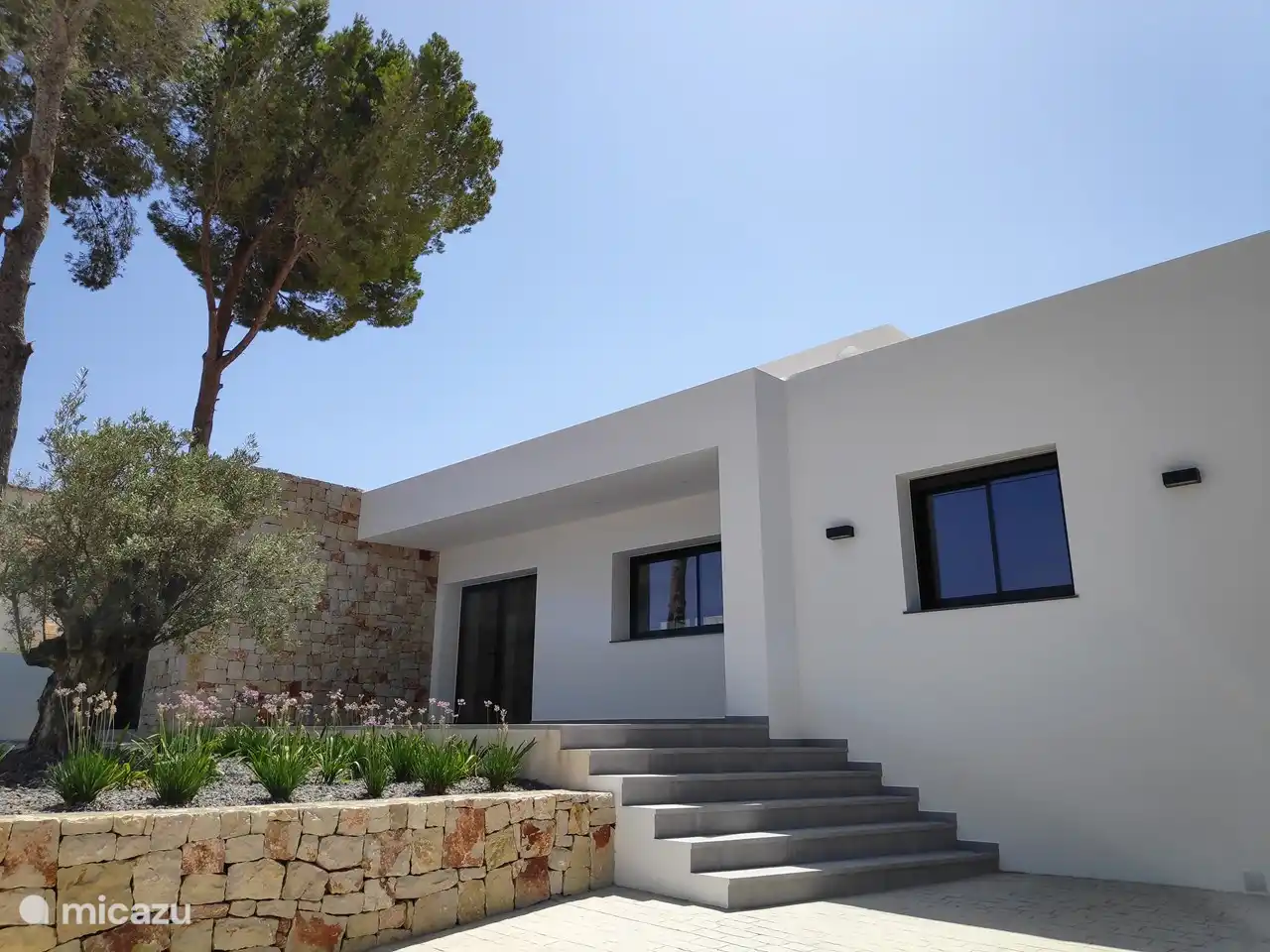 Vue de la Casa Manzano depuis l'allée