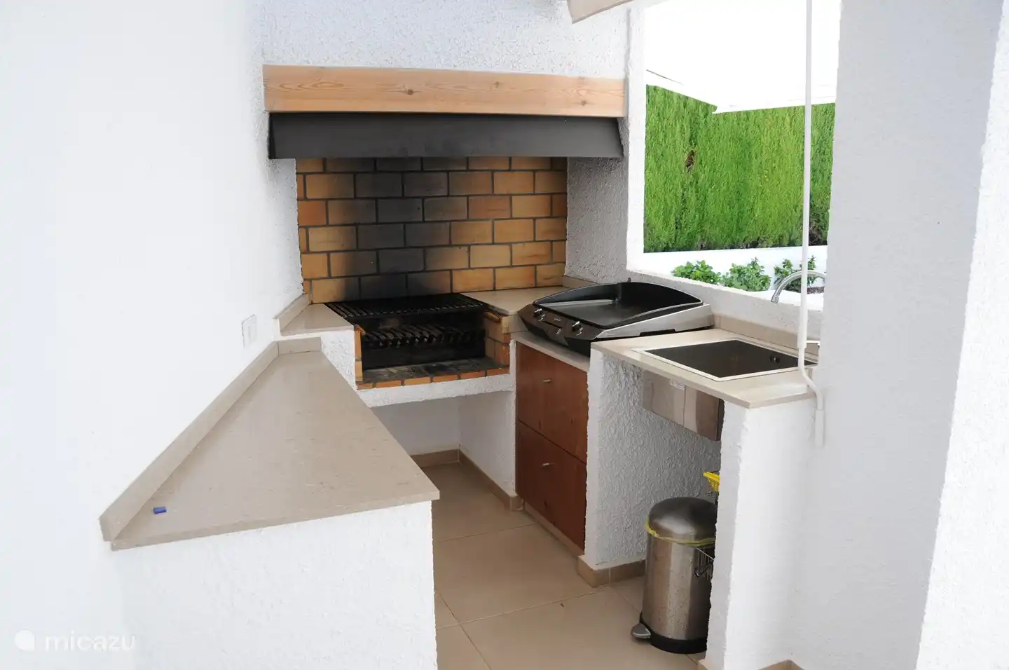 Cuisine extérieure avec BBQ, plancha et évier