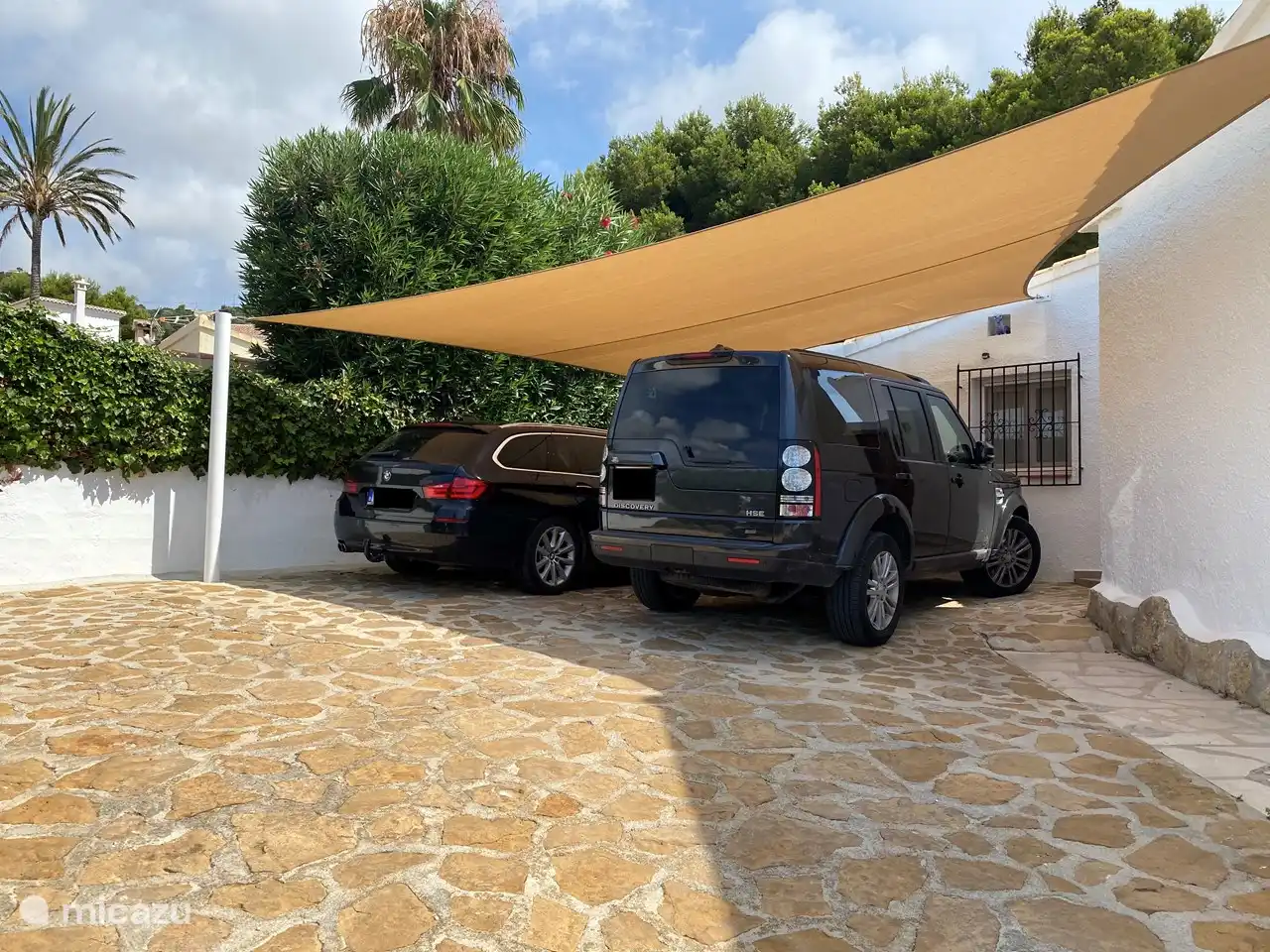 Parking ombragé pour 2 véhicules