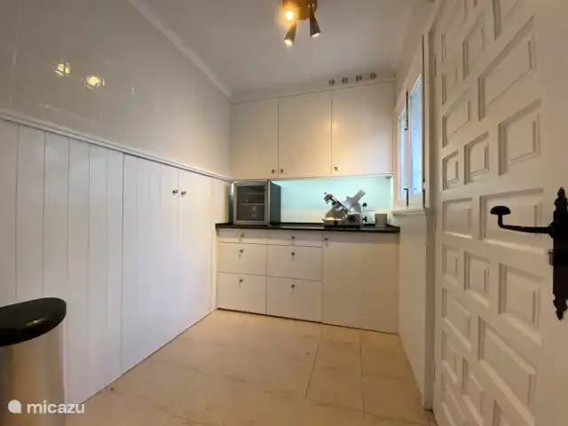 Koala de la maison | Espagne, Costa Blanca, Moraira - villa Deuxième partie cuisine avec lave-linge/sèche-linge/réfrigérateur à vin/trancheuse
/ Enceintes Sonos