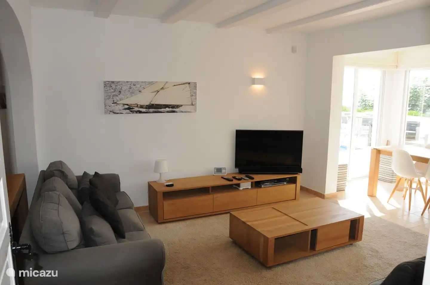 salon avec écran plat + sonos surround + Playstation III