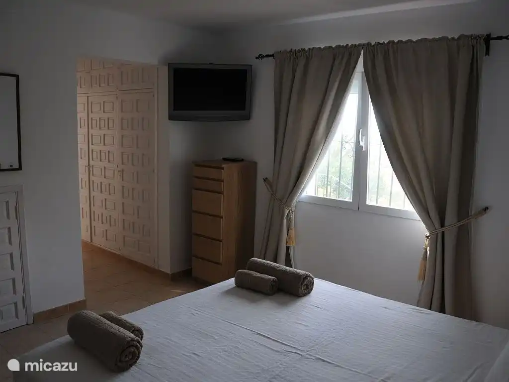 Chambre parentale avec TV et dressing, enceinte sonos