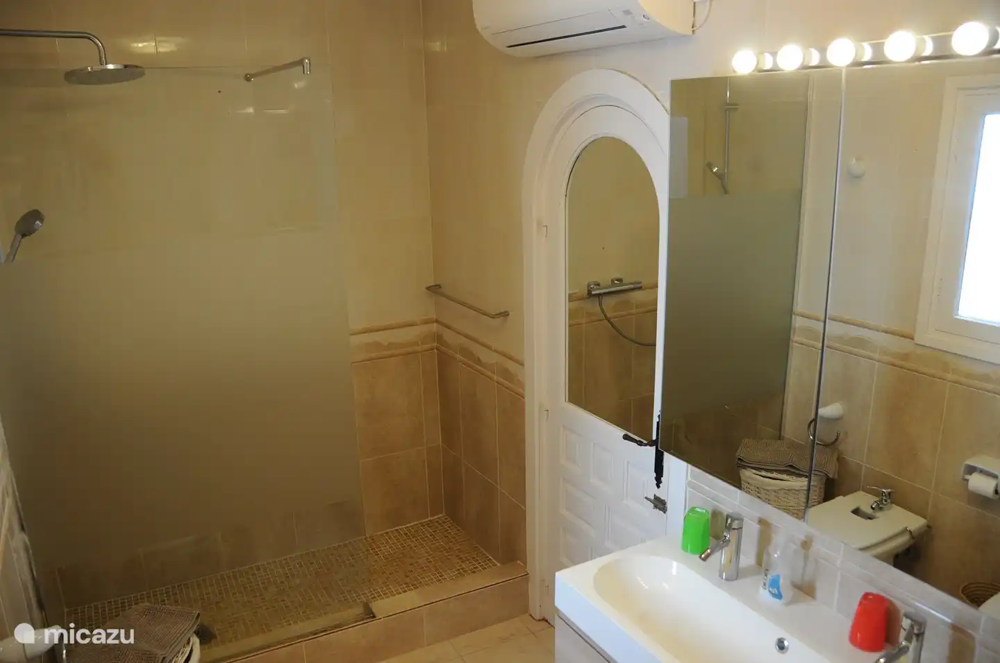 Salle de bains attenante à la chambre principale avec douche à l'italienne et baignoire