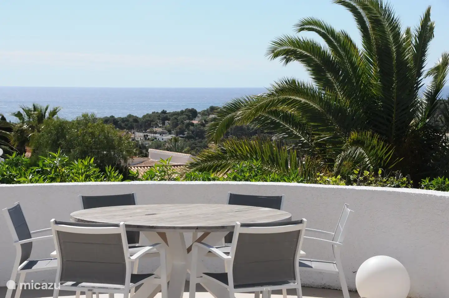 Table de terrasse avec vue sur la mer