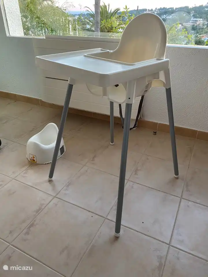 Chaise haute et petit pot