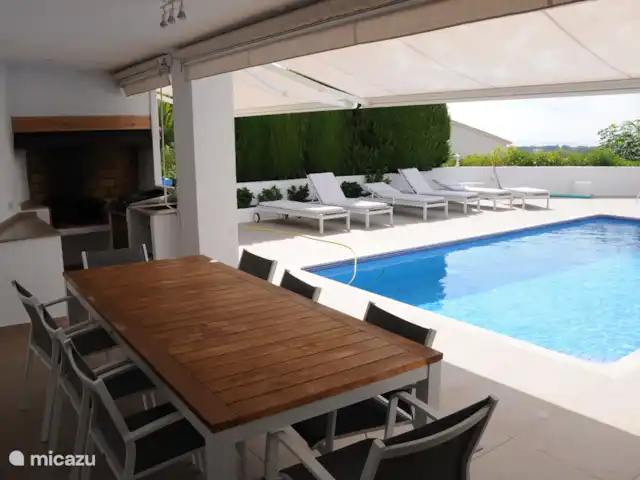 Koala de la maison | Espagne, Costa Blanca, Moraira - villa Terrasse couverte avec cuisine extérieure, grande table et réfrigérateur