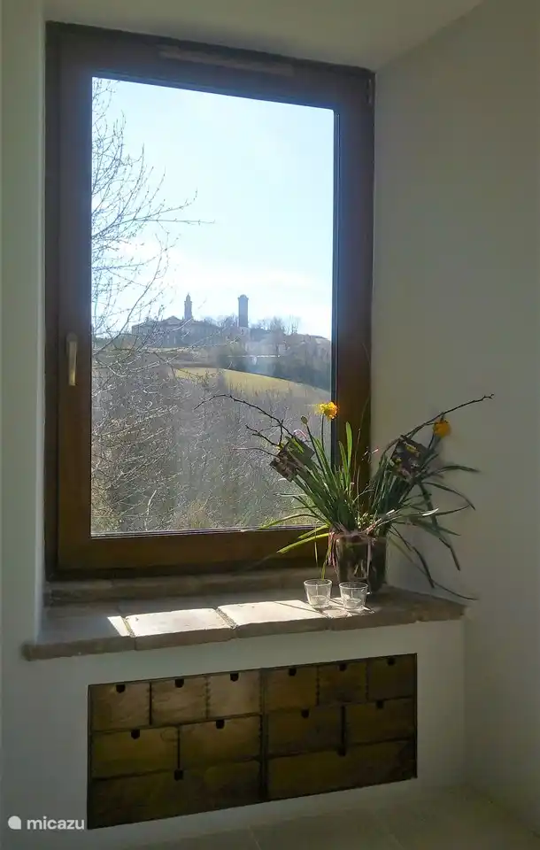 Sala de estar, vista sobre Murazzano