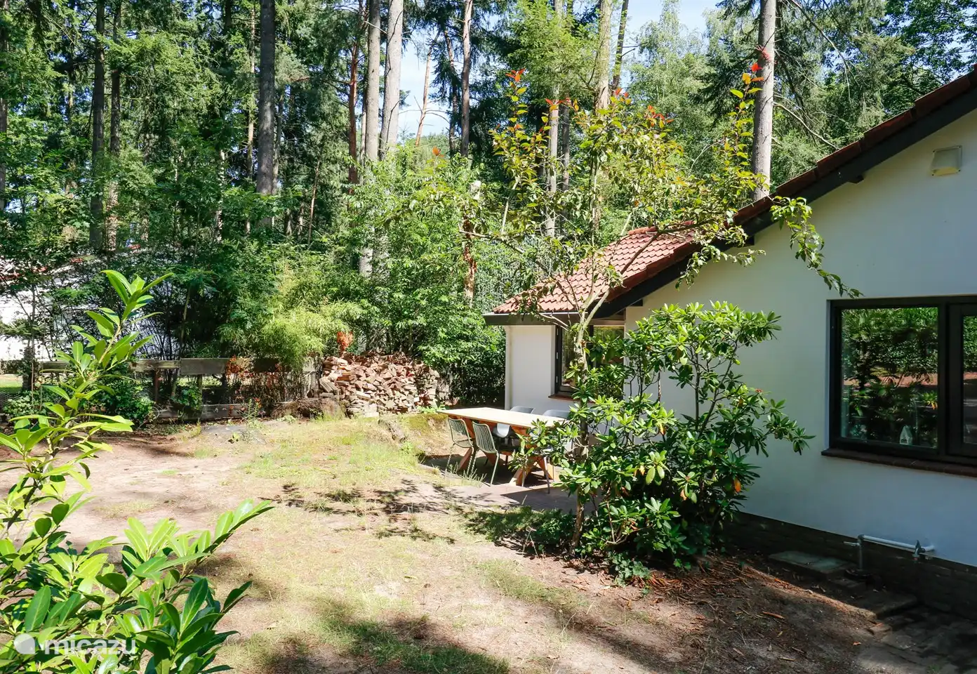 Zweite Terrasse vor dem Haus.