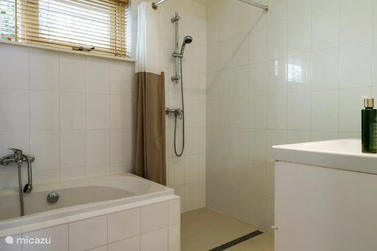 Das Badezimmer hat eine Dusche und eine Badewanne.