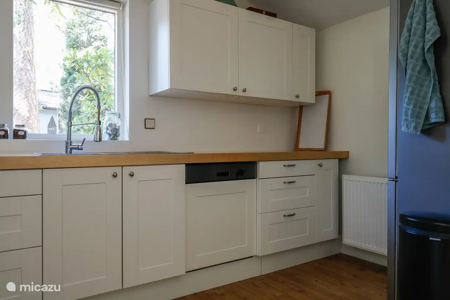 Die geräumige Küche mit viel Licht.