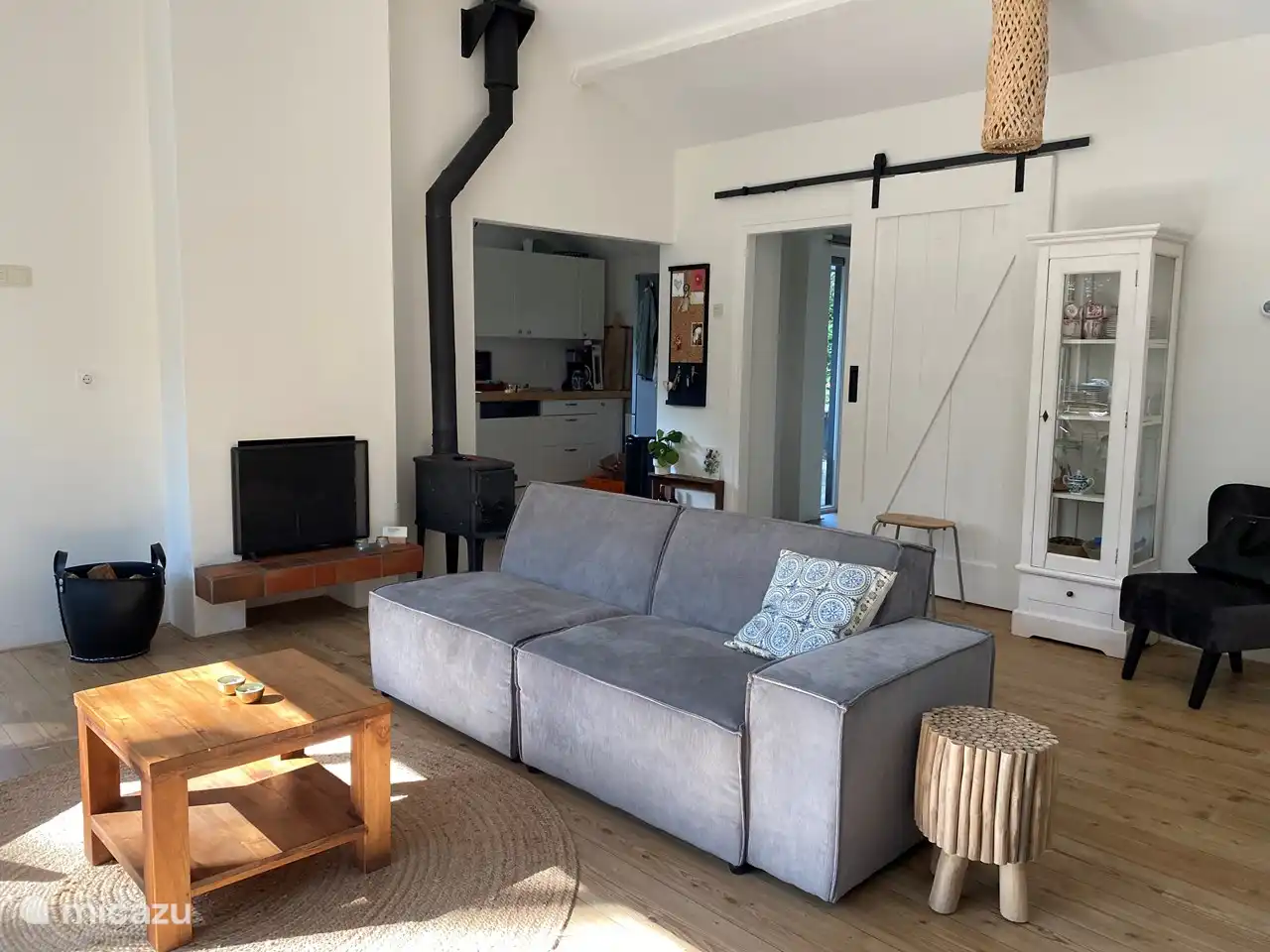 Das Wohnzimmer mit Kamin und Holzofen.