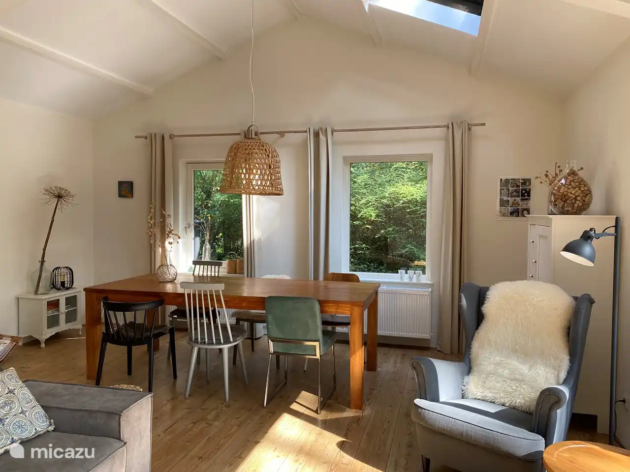 Das geräumige Wohnzimmer.