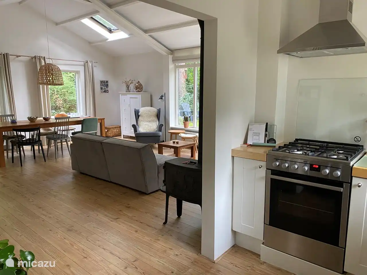 Blick von der Küche ins Wohnzimmer.