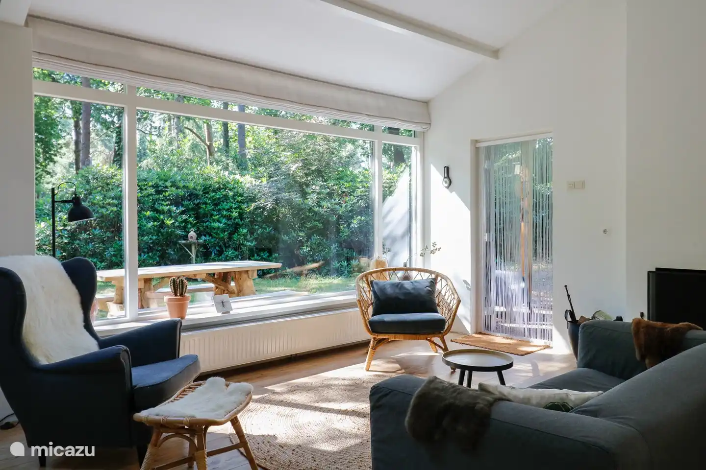 Entspannen Sie sich in einem der bequemen Sessel.