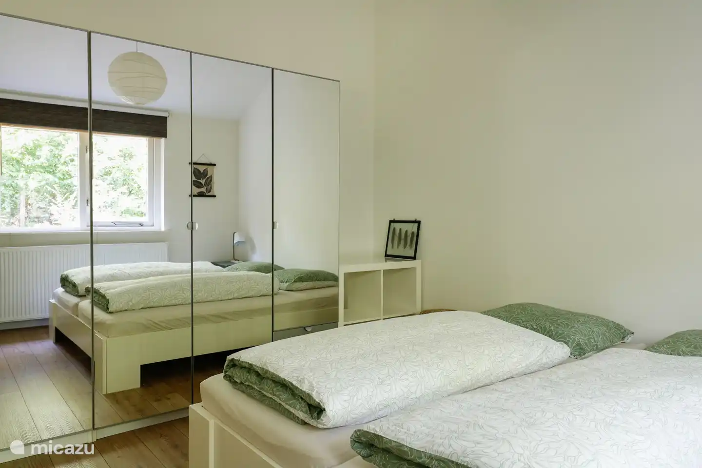 Sehr geräumiger Kleiderschrank.