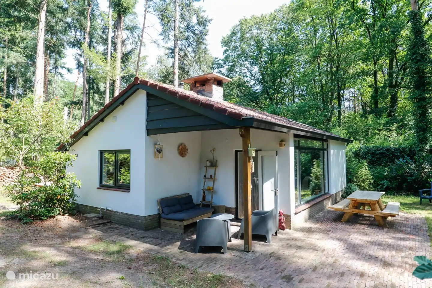 Sie sitzen unter der Veranda.