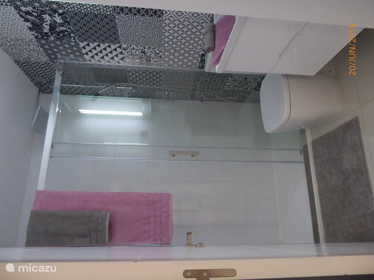 Salle de bain 2 avec douche à l'italienne à effet pluie