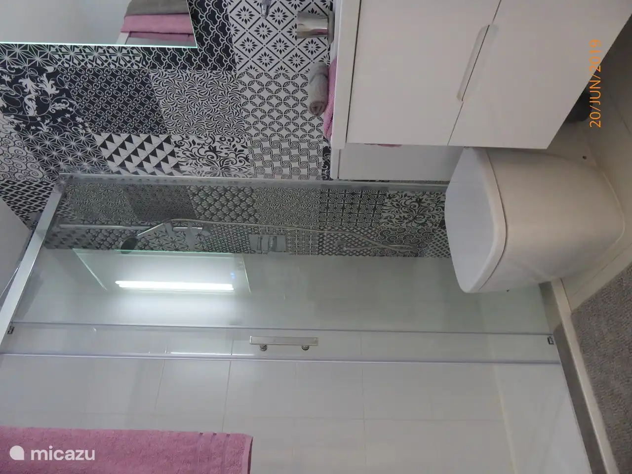 Salle de bain 2, douche pluie avec tringle de douche supplémentaire et douchette