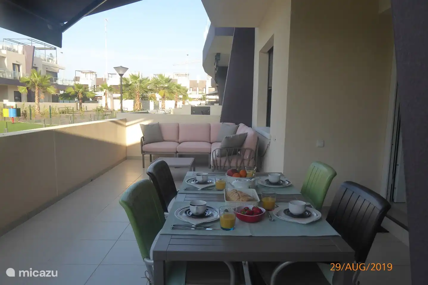 Prenez le petit déjeuner sur la grande terrasse le matin