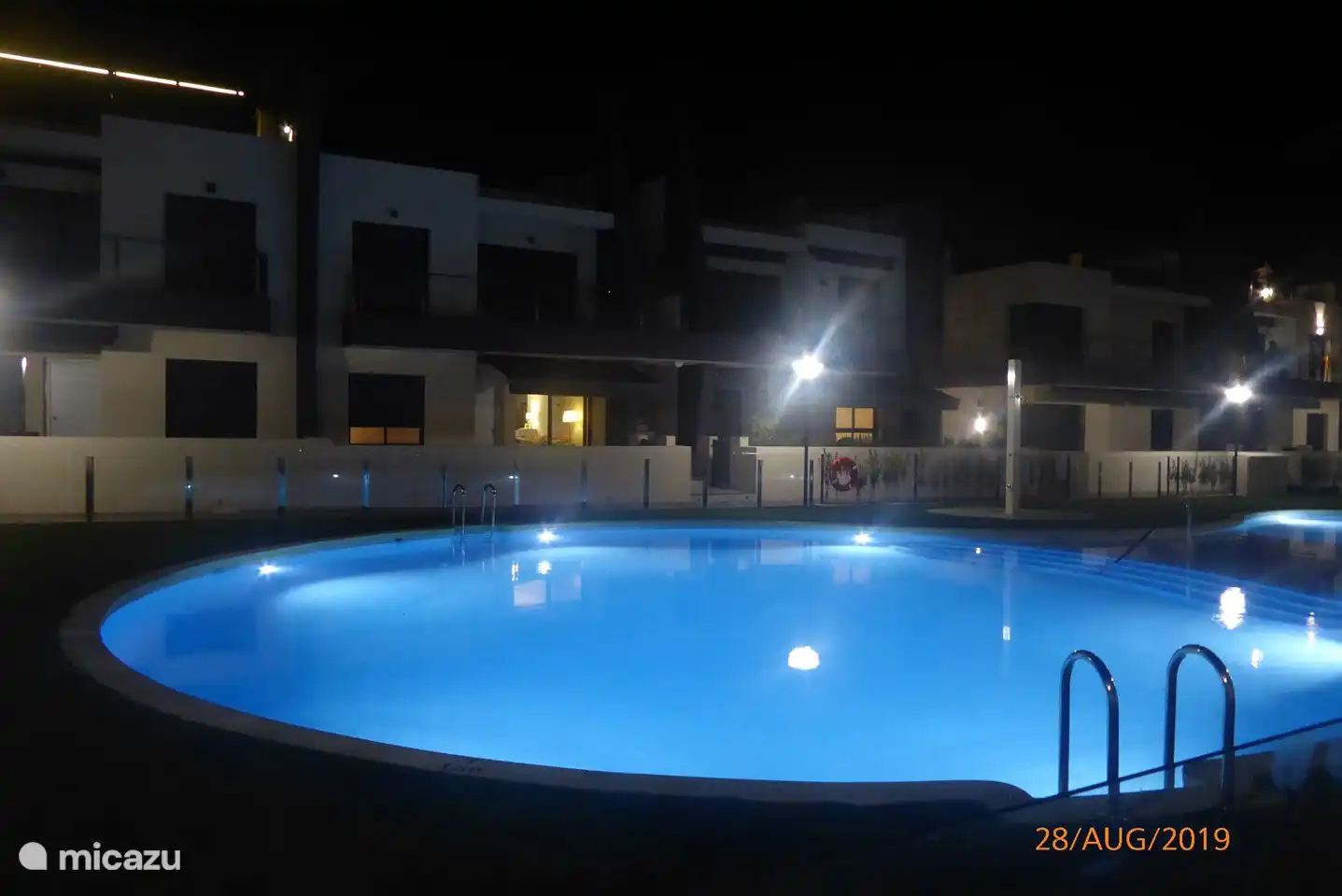 Appartement 211 de nuit .... vous pouvez nager ici jusqu'à 23 heures, maintenant c'est le plaisir !