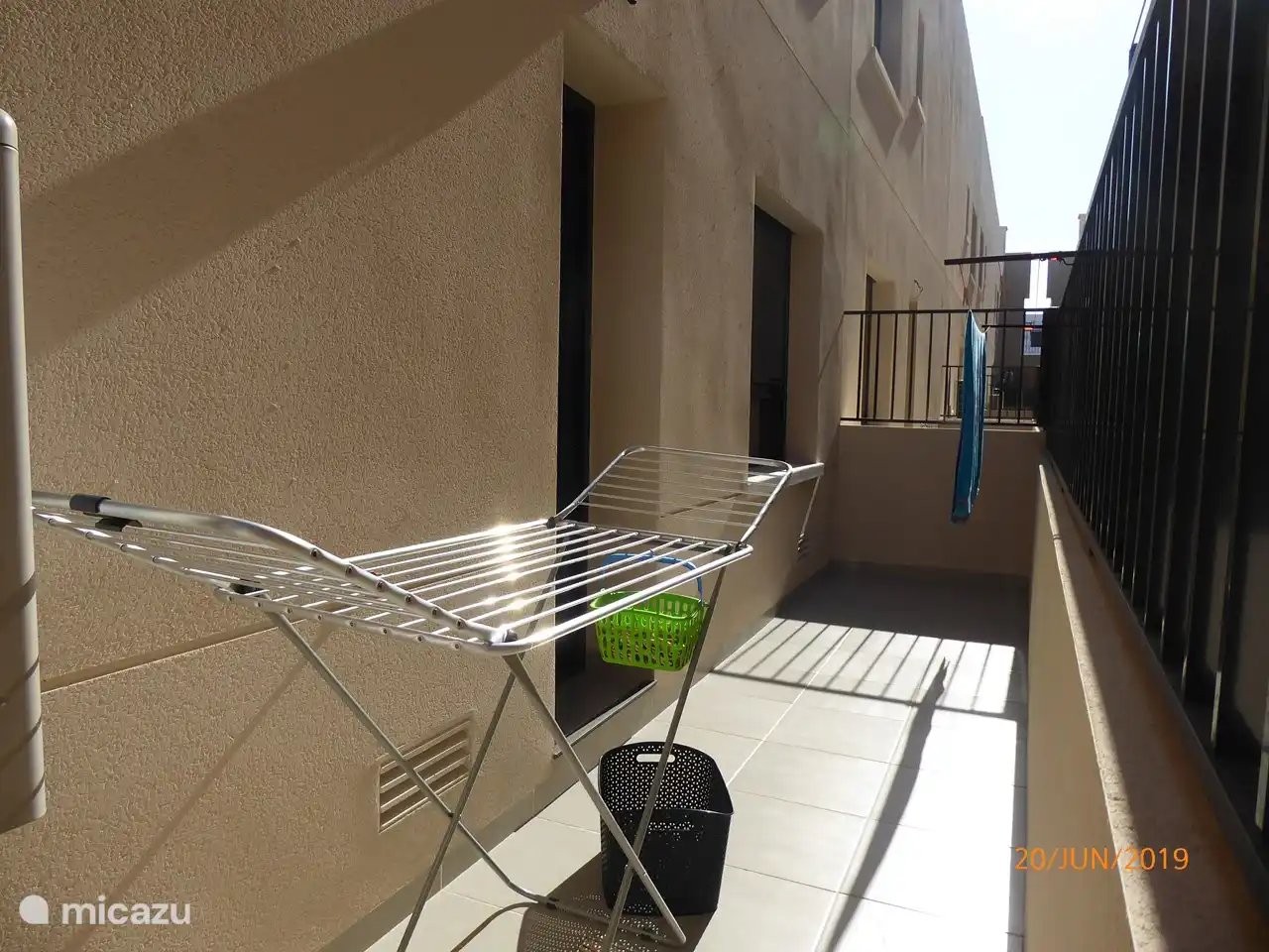 L'appartement dispose d'une deuxième terrasse plus petite avec étendoir à l'arrière