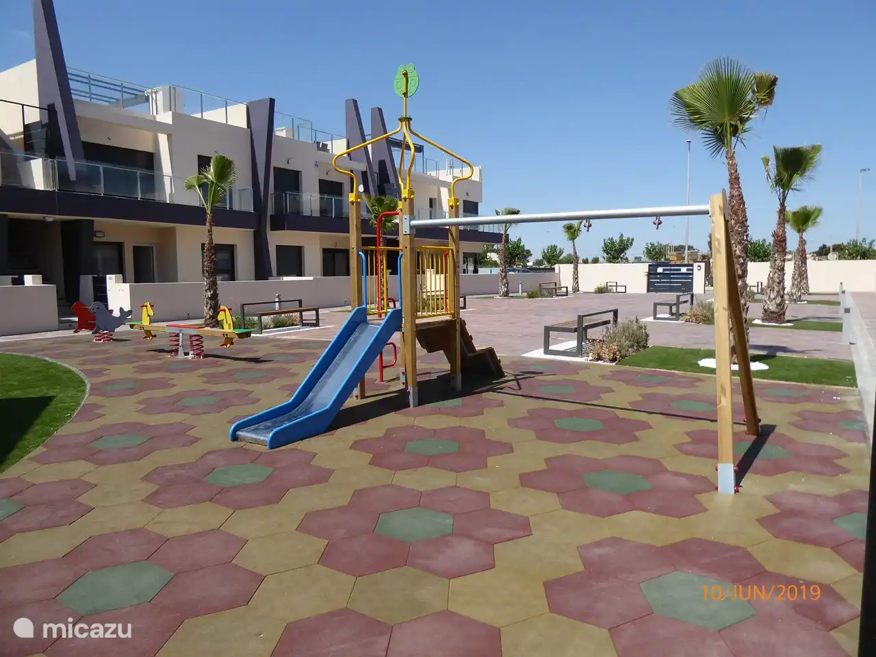 En plus de la piscine commune, il y a aussi un certain nombre de jouets pour enfants