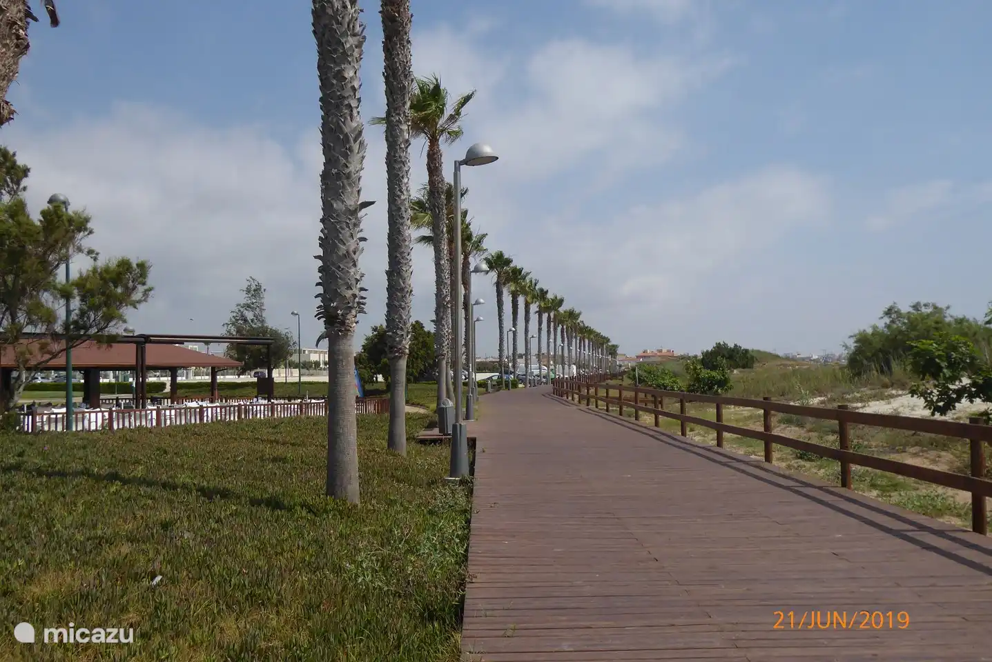 Juste à côté des dunes de la plage se trouve une promenade piétonne agréable et tranquille