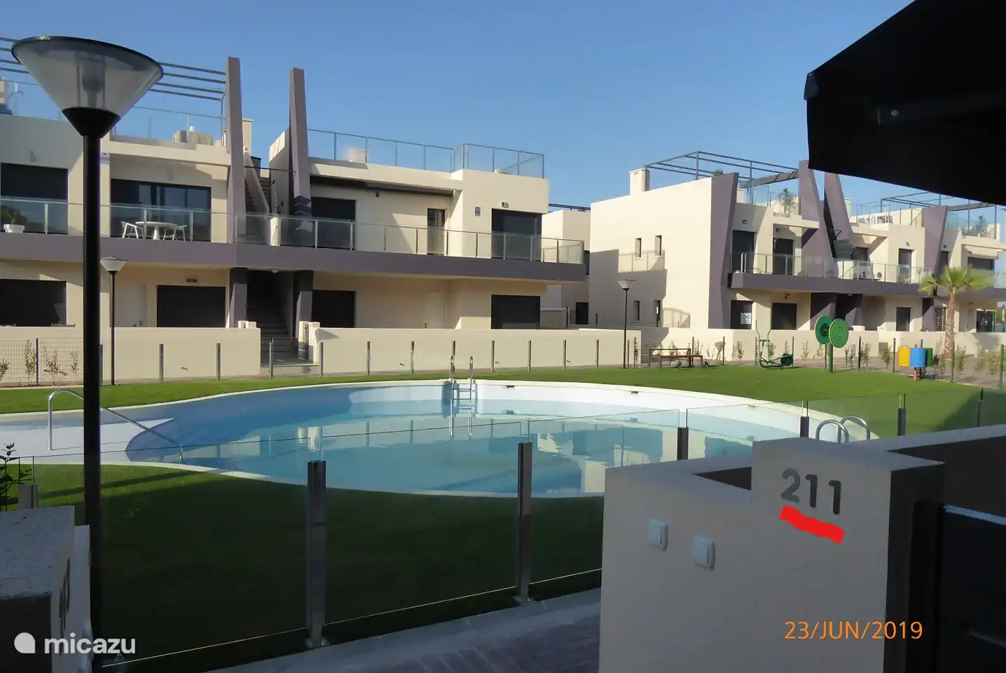 Higuericas Costa 211 est un appartement orienté plein sud (avec 2 auvents) et la spacieuse terrasse privée (24m²) offre une vue sur le jardin intérieur avec un accès immédiat à la piscine commune
