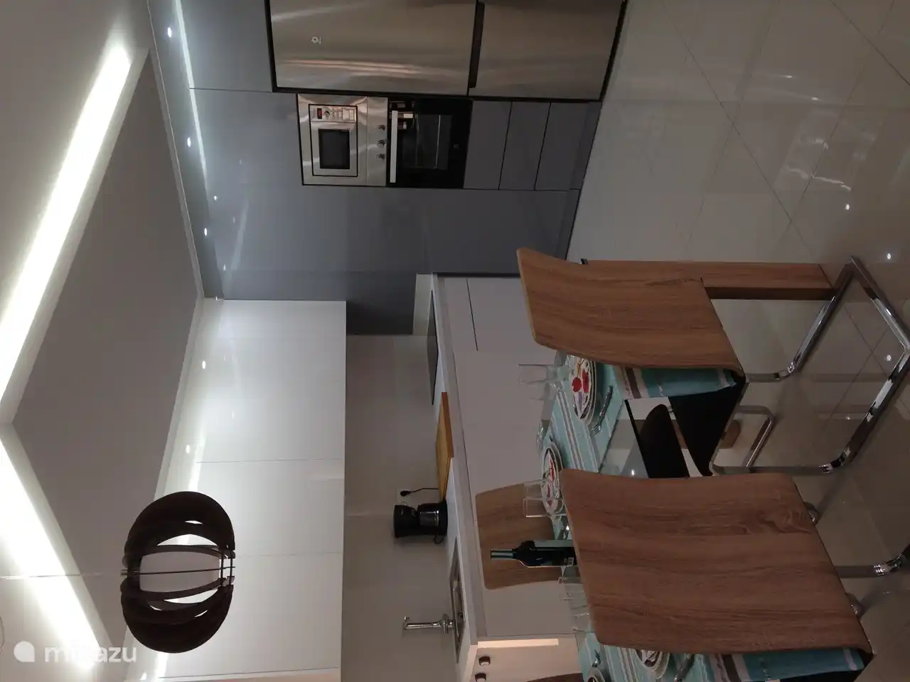 Cuisine moderne ouverte avec tout l'équipement nécessaire