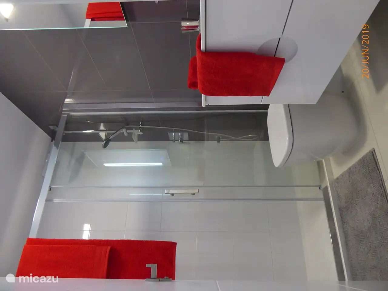 Salle de bain attenante avec douche à l'italienne à effet pluie