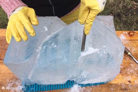 Ice carving 