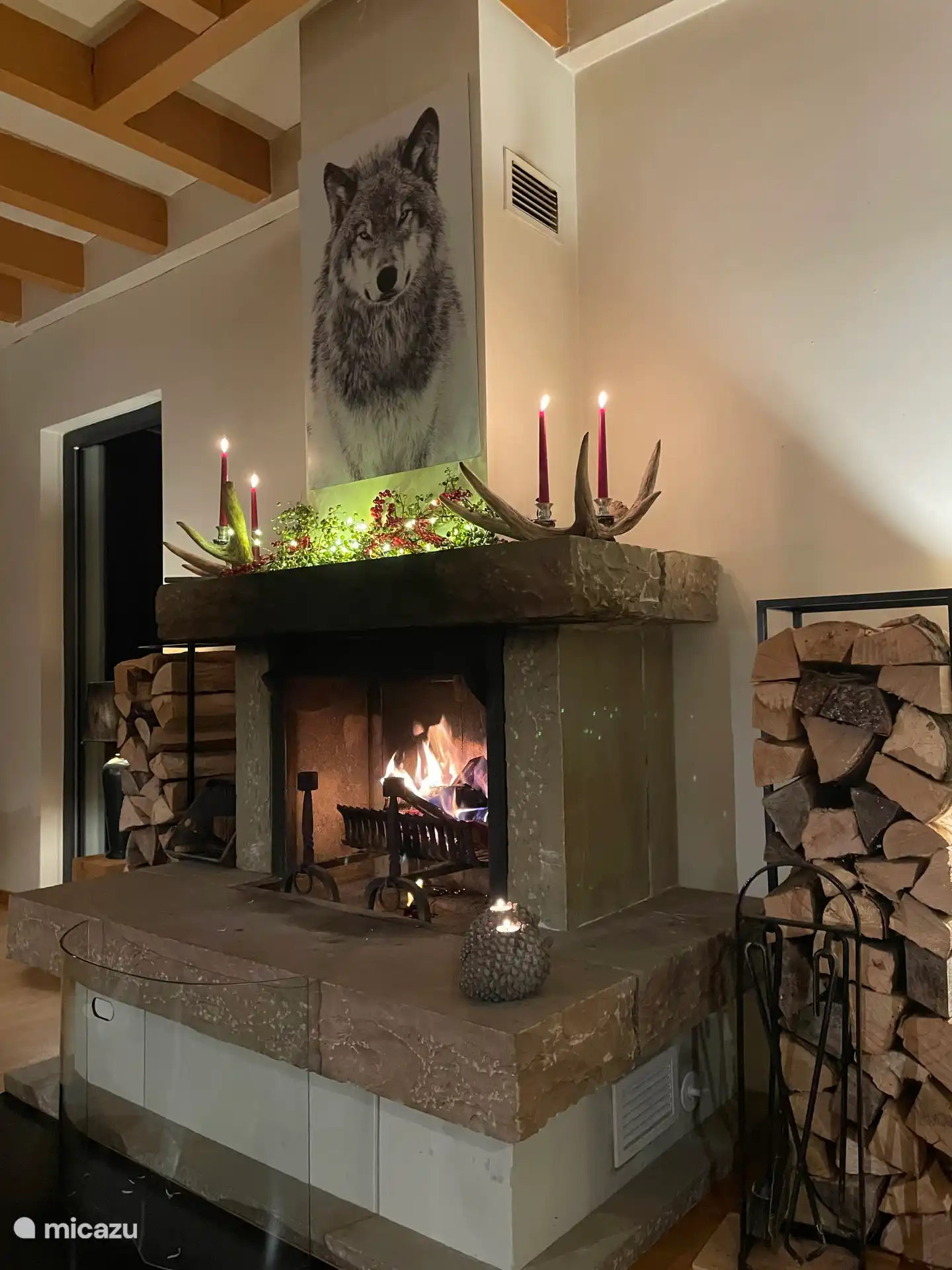 Trinken Sie nach einer anstrengenden Schneewanderung einen Drink am Kamin