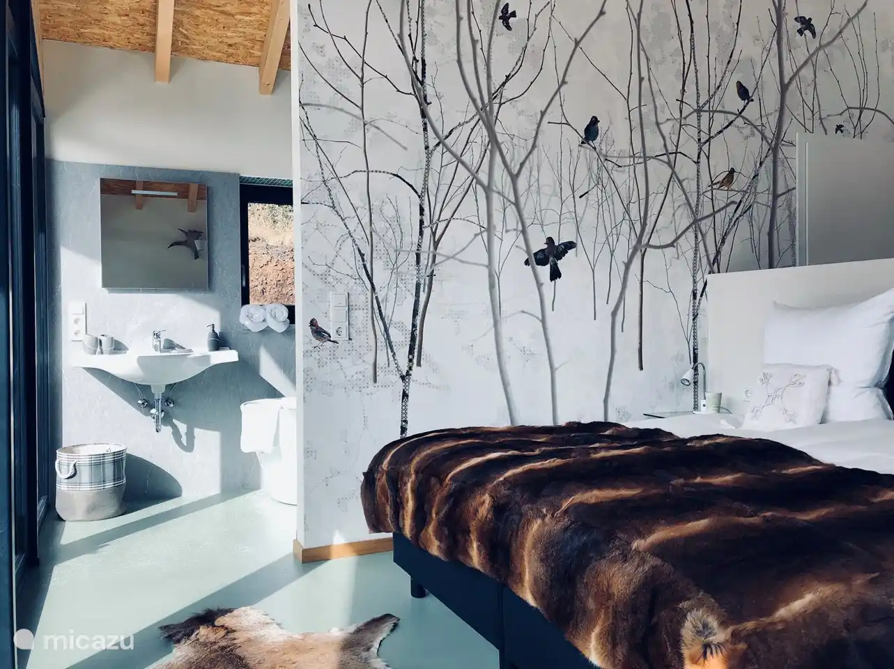 Das Hauptschlafzimmer hat eine Badewanne, eine Dusche, ein Waschbecken und eine separate Toilette