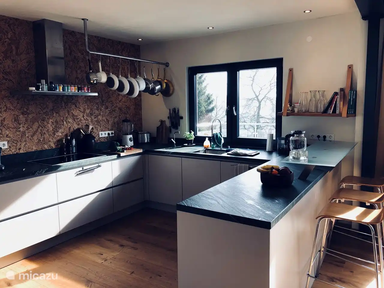 Die große offene Küche mit allen modernen Geräten