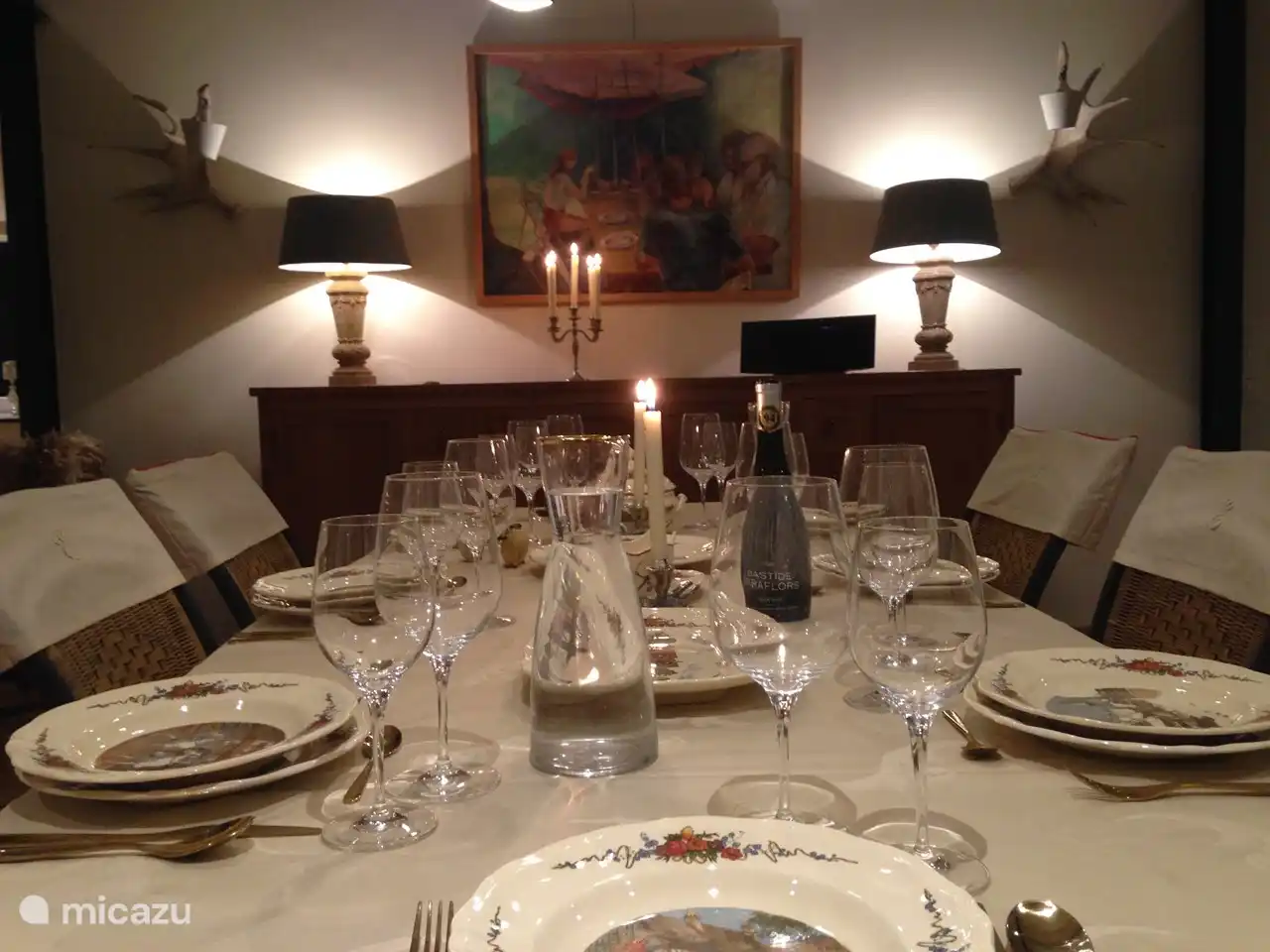 reichlich Geschirr und gute Gläser für ein schönes langes und gemütliches Abendessen