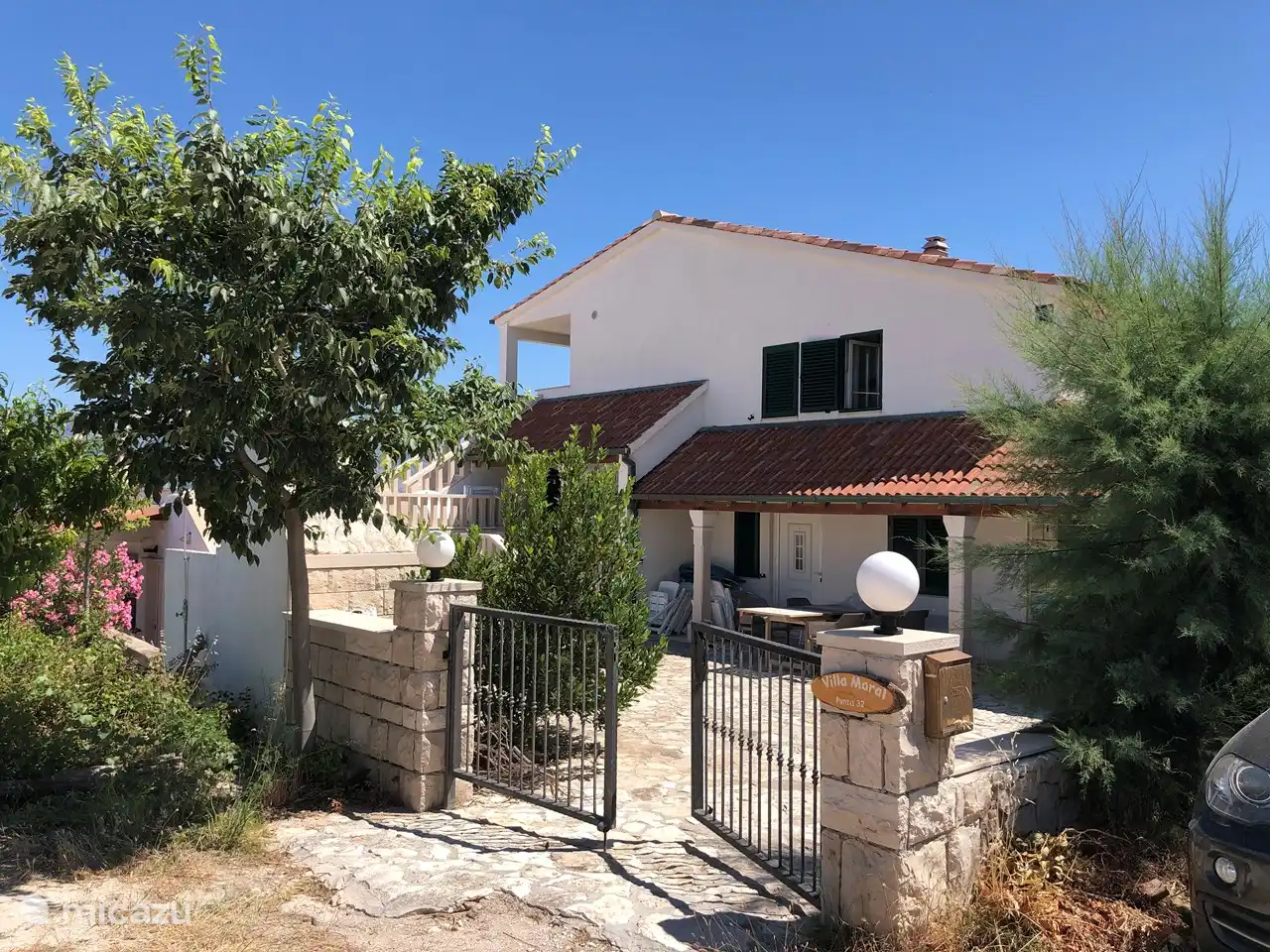 Villa Maral: garden and courtyard