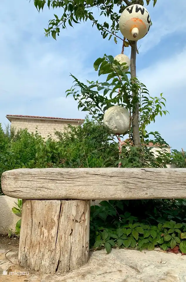 Villa Maral: sofa in the garden