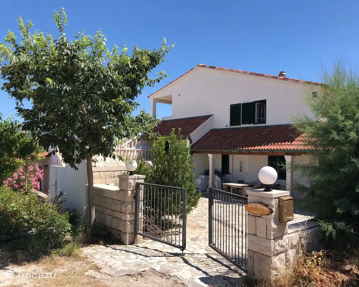 Villa Maral: house at the front with apartments A1 and A2