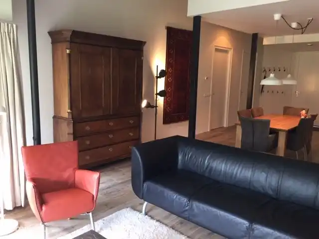 Deel van de woonkamer met antieke servieskast