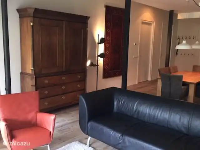 Appartement Hoeve a/d Zuurlanderes 2 huren in Nederland, Drenthe, Diever - appartement Deel van de woonkamer met antieke servieskast