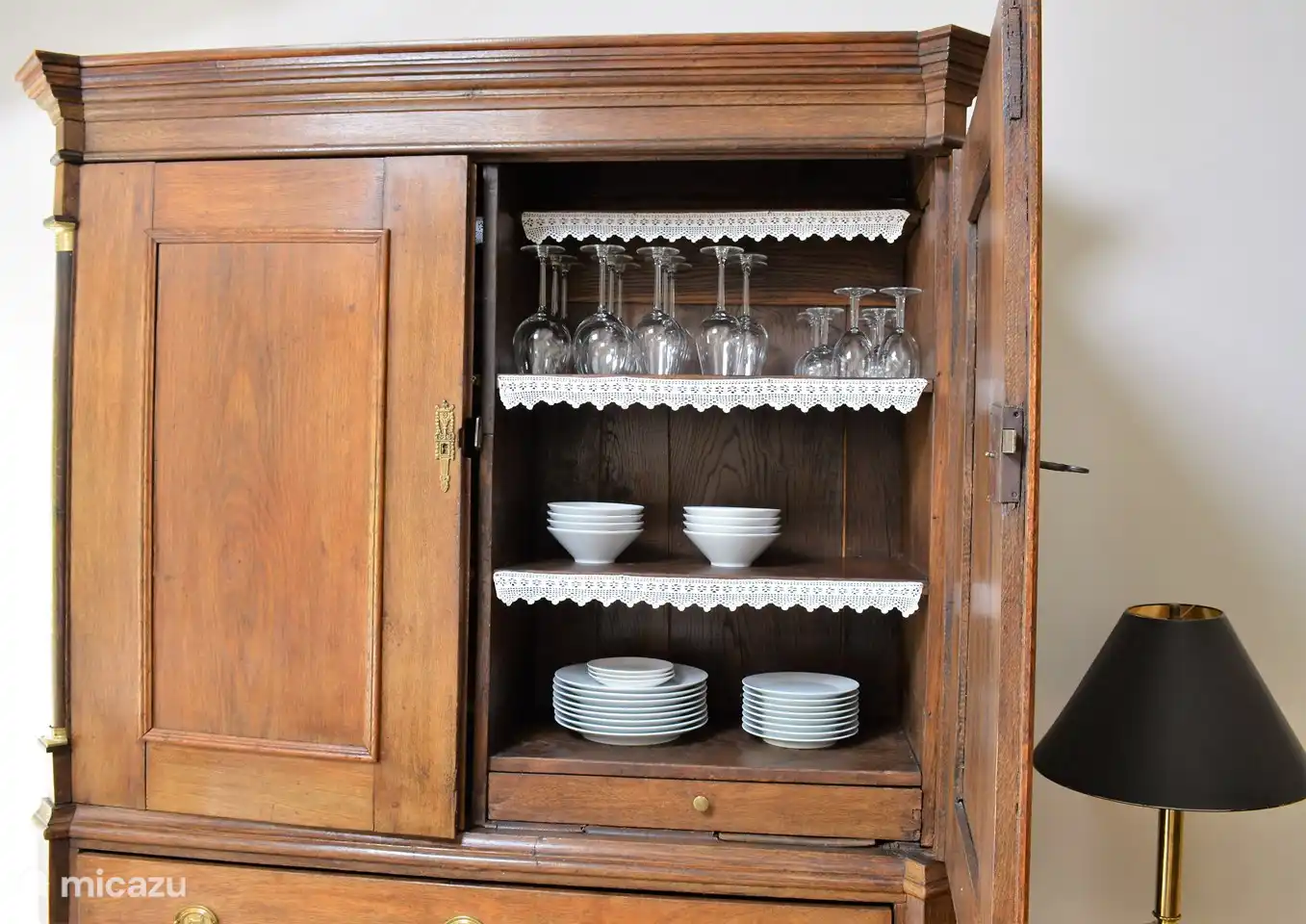 Antieke kast met servies