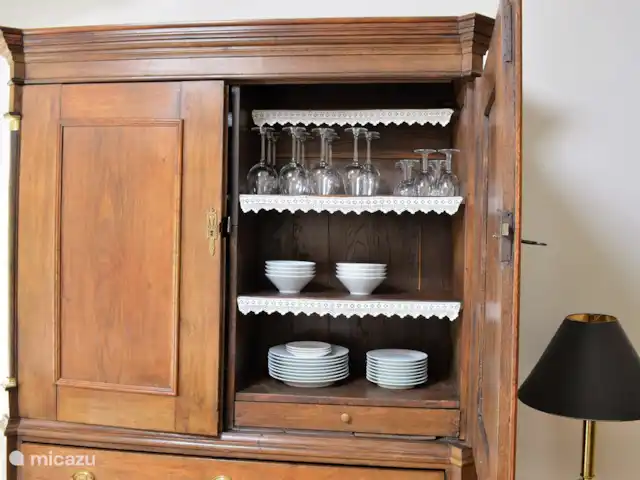 Appartement Hoeve a/d Zuurlanderes 2 huren in Nederland, Drenthe, Diever - appartement Antieke kast met servies